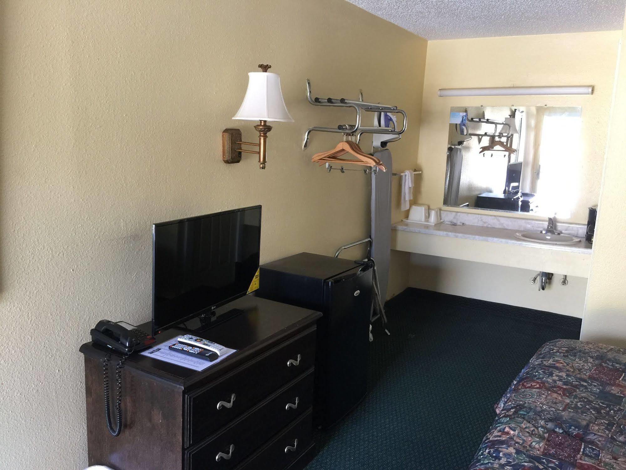 Kansas Inn Independence Bagian luar foto